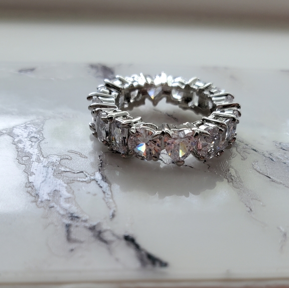 New Elegant Wedding/Enagagement Ring Band - Picture 9 of 9